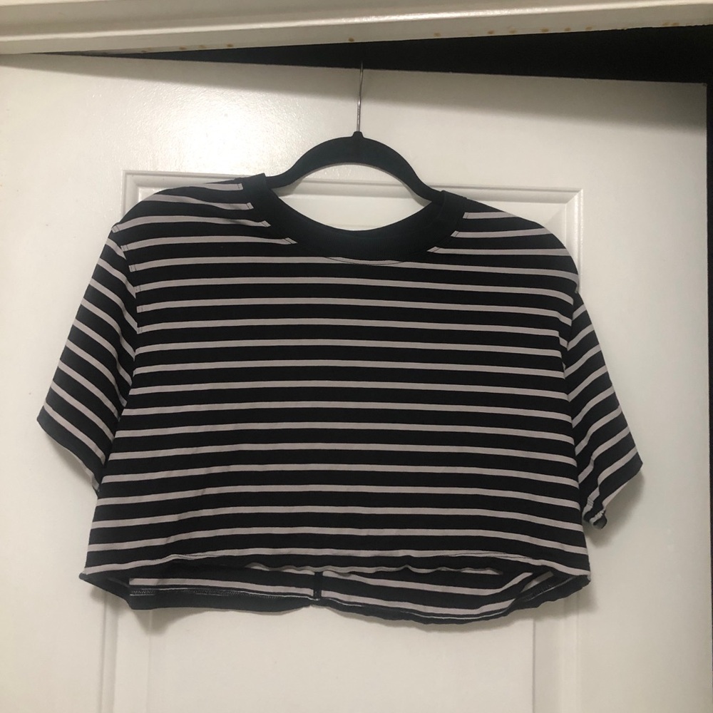 Lululemon All Yours Crop Tee features a black and chrome yachtie Size Small